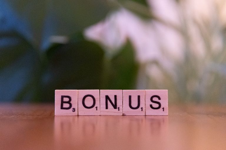 Palkitsemisen hyödyt ja haitat – miksi bonukset motivoivat meitä?